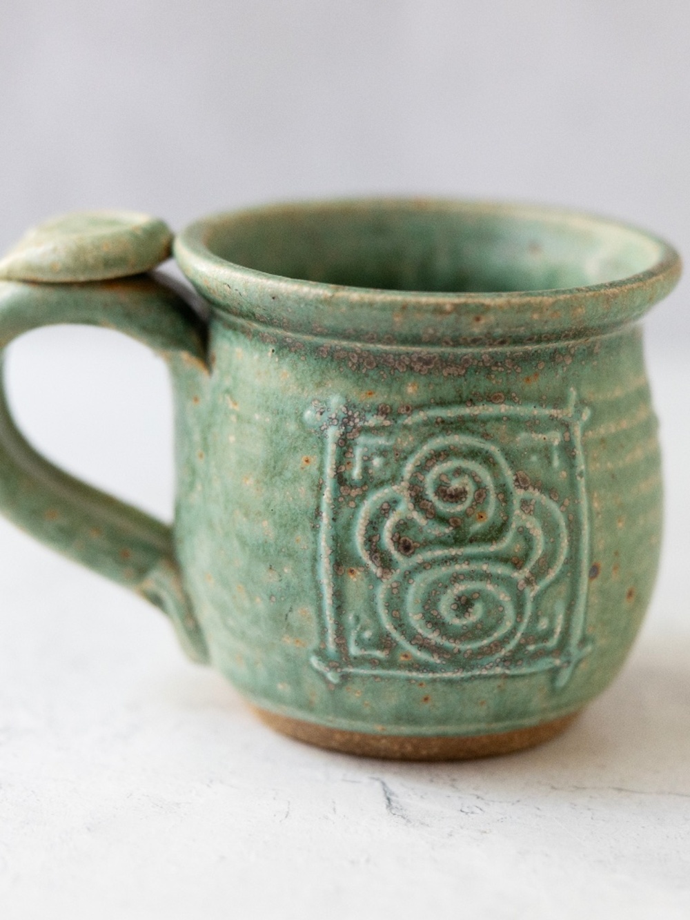 The Potters Ltd Green Celtic Knot Pottery Mug w/ Thumb Rest Altoona Iowa Retired